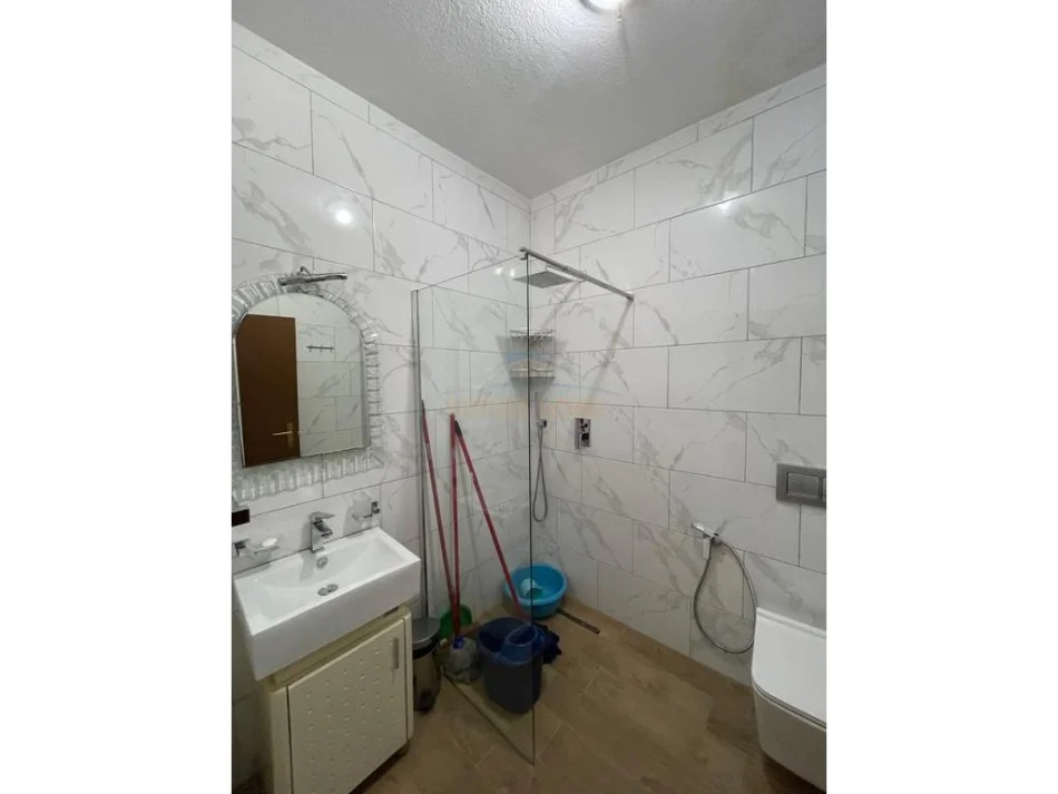 Tirane, jepet me qera apartament 2+1 Kati 2, 124 m² 800 € (Komuna e Parisit)