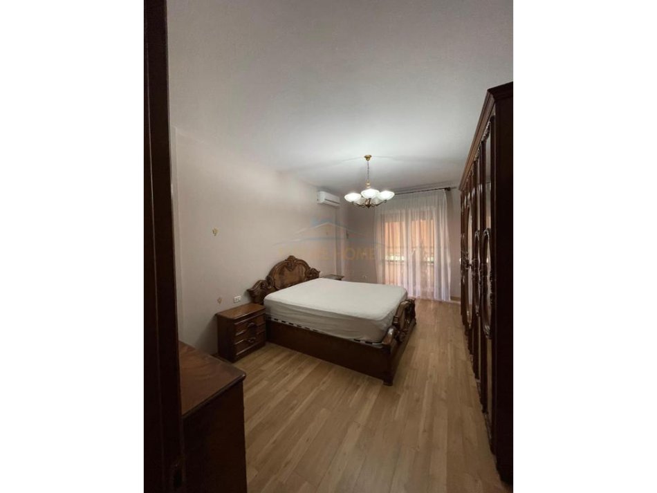 Tirane, jap me qera apartament 2+1 Kati 2, 124 m² 800 € (Komuna e Parisit)
