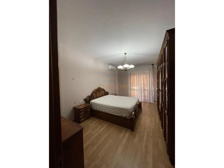 Tirane, jepet me qera apartament 2+1 Kati 2, 124 m² 800 € (Komuna e Parisit)