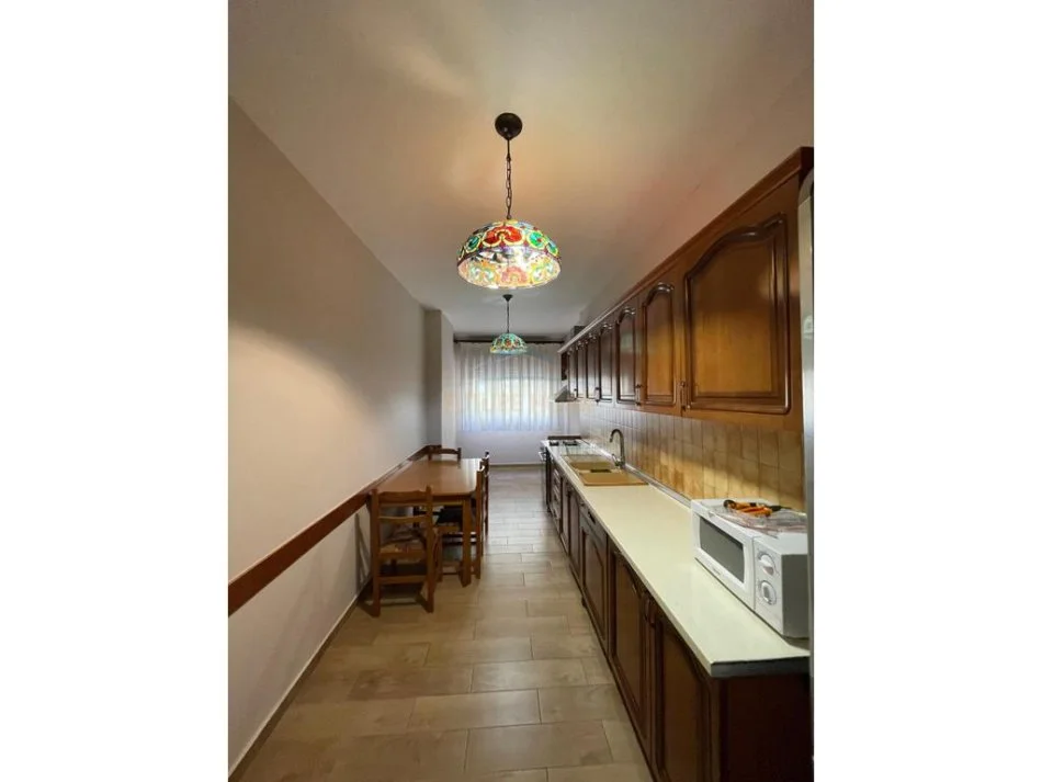 Tirane, jepet me qera apartament 2+1+Ballkon Kati 2, 124 m² 800 € (Komuna e Parisit)