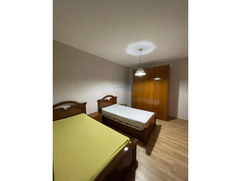 Tirane, jepet me qera apartament 2+1+Ballkon Kati 2, 124 m² 800 € (Komuna e Parisit, Tiranë)