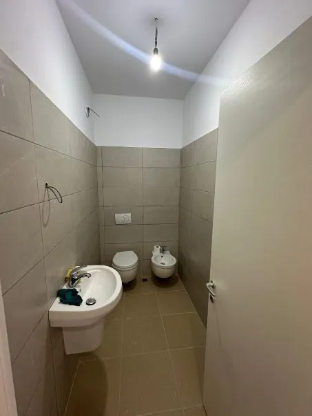 Tirane, jepet me qera apartament 2+1 Kati 1, 96 m² 600 € (Rruga E Barrikadave)