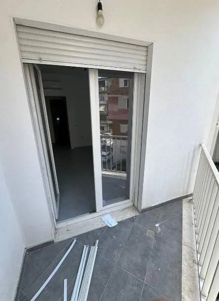 Tirane, jepet me qera apartament 2+1 Kati 1, 96 m² 600 € (Rruga E Barrikadave)