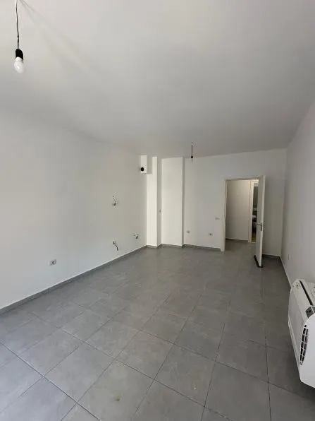 Tirane, jepet me qera apartament 2+1 Kati 1, 96 m² 600 € (Rruga E Barrikadave)