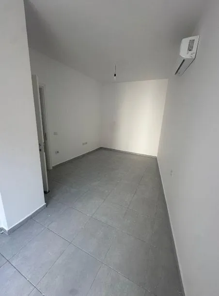 Tirane, jepet me qera apartament 2+1 Kati 1, 96 m² 600 € (Rruga E Barrikadave)