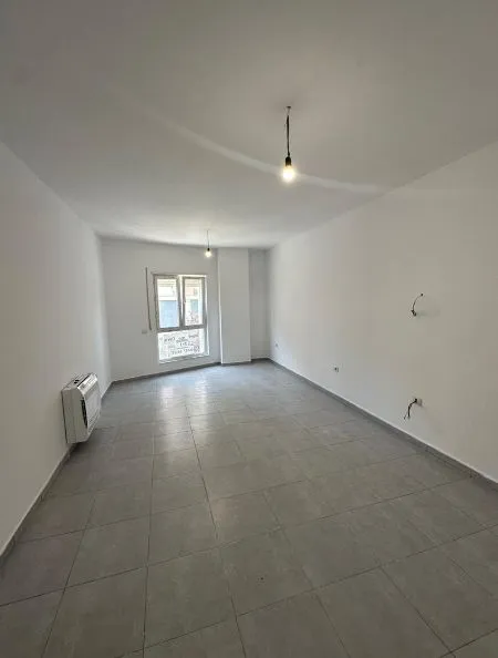 Tirane, jepet me qera apartament 2+1 Kati 1, 96 m² 600 € (Rruga E Barrikadave)