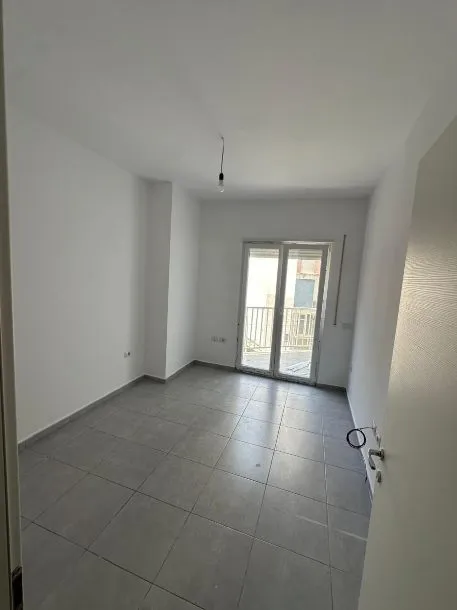 Tirane, jepet me qera apartament 2+1 Kati 1, 96 m² 600 € (Rruga E Barrikadave)