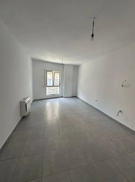Tirane, jepet me qera apartament 2+1 Kati 1, 96 m² 600 € (Rruga E Barrikadave)