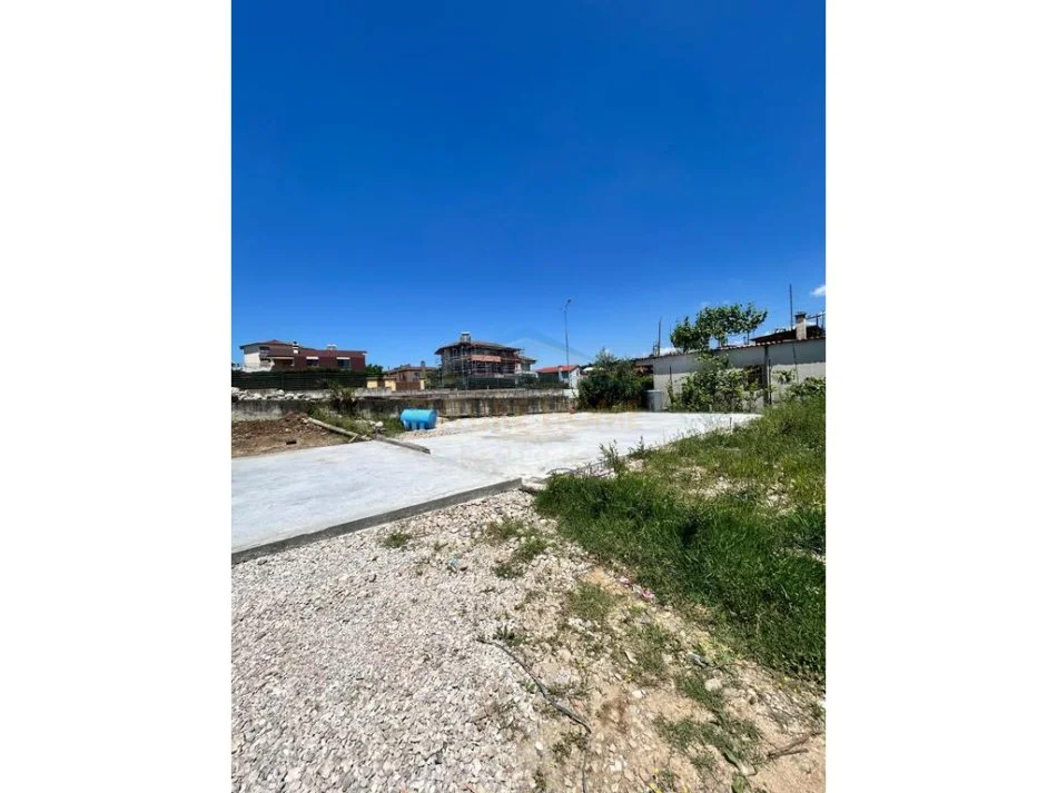 ALF53310 Tirane, jepet me qera ambjent biznesi Kati 1, 920 m² 1150 € (Rrethrrotullimi i Saukut)