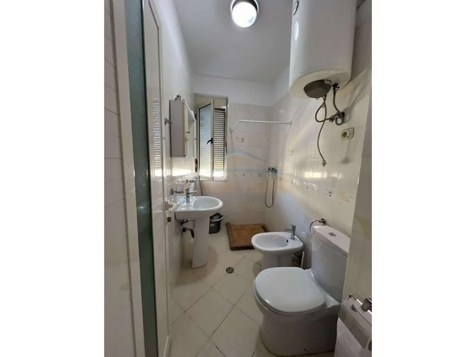 Tirane, jepet me qera apartament 3+1 Kati 8, 109 m² 550 € (Unaza e Re)