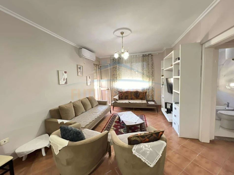 Tirane, jepet me qera apartament 3+1 Kati 8, 109 m² 550 € (Unaza e Re)