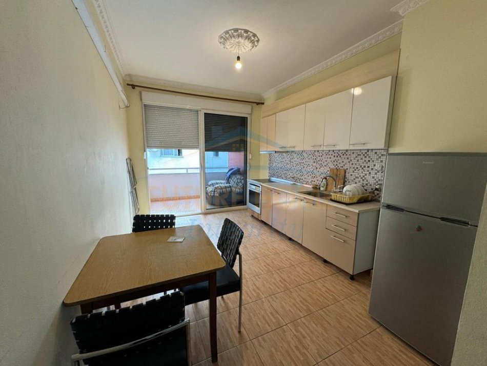 Tirane, jepet me qera apartament 3+1+Ballkon Kati 2, 130 m² 350 € (Fresk)