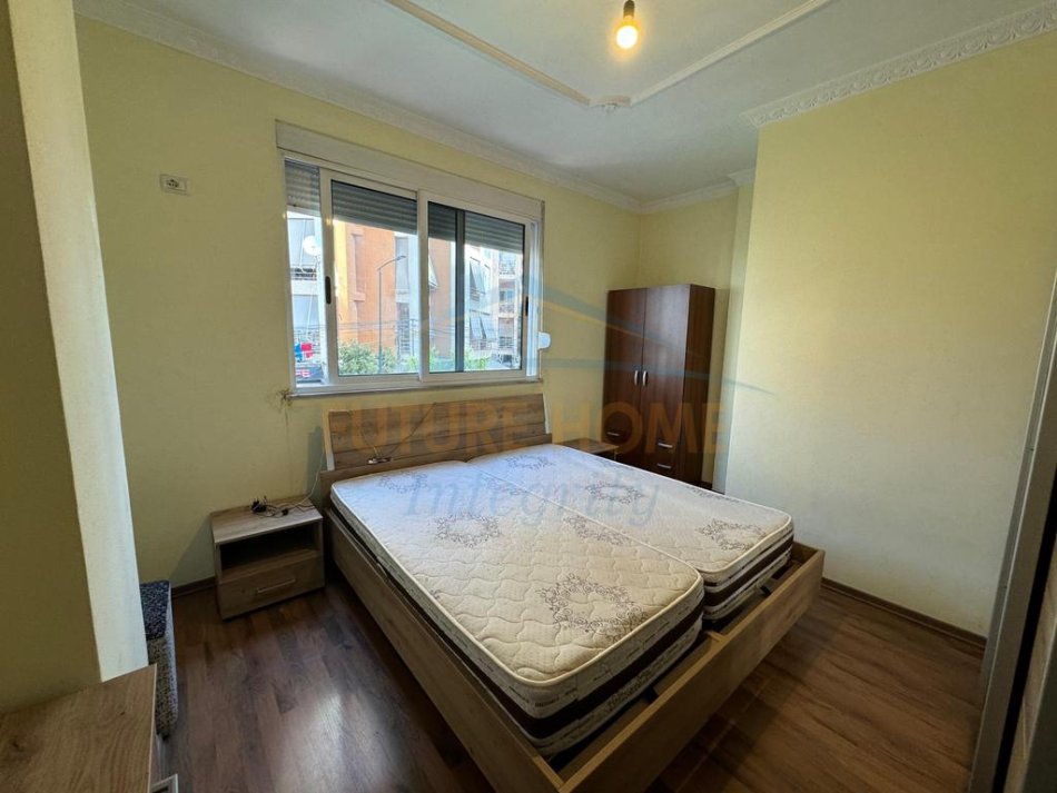 Tirane, jepet me qera apartament 3+1+Ballkon Kati 2, 130 m² 350 € (Fresk)