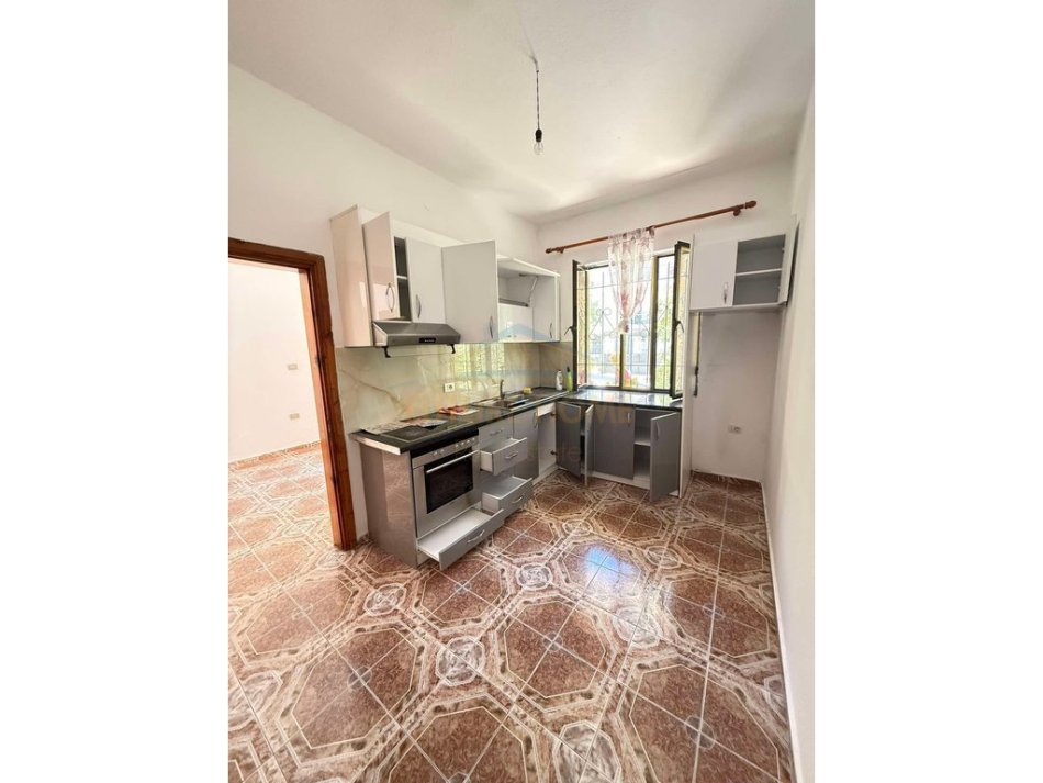 Tirane, jepet me qera shtepi 2+1 Kati 1, 80 m² 320 € (afer Rotondos, Unaza e Re,)