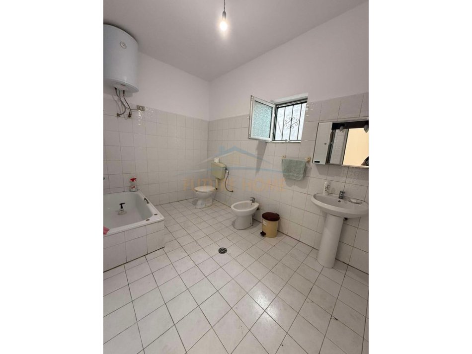 Tirane, jepet me qera shtepi 2+1 Kati 1, 80 m² 320 € (afer Rotondos, Unaza e Re,)