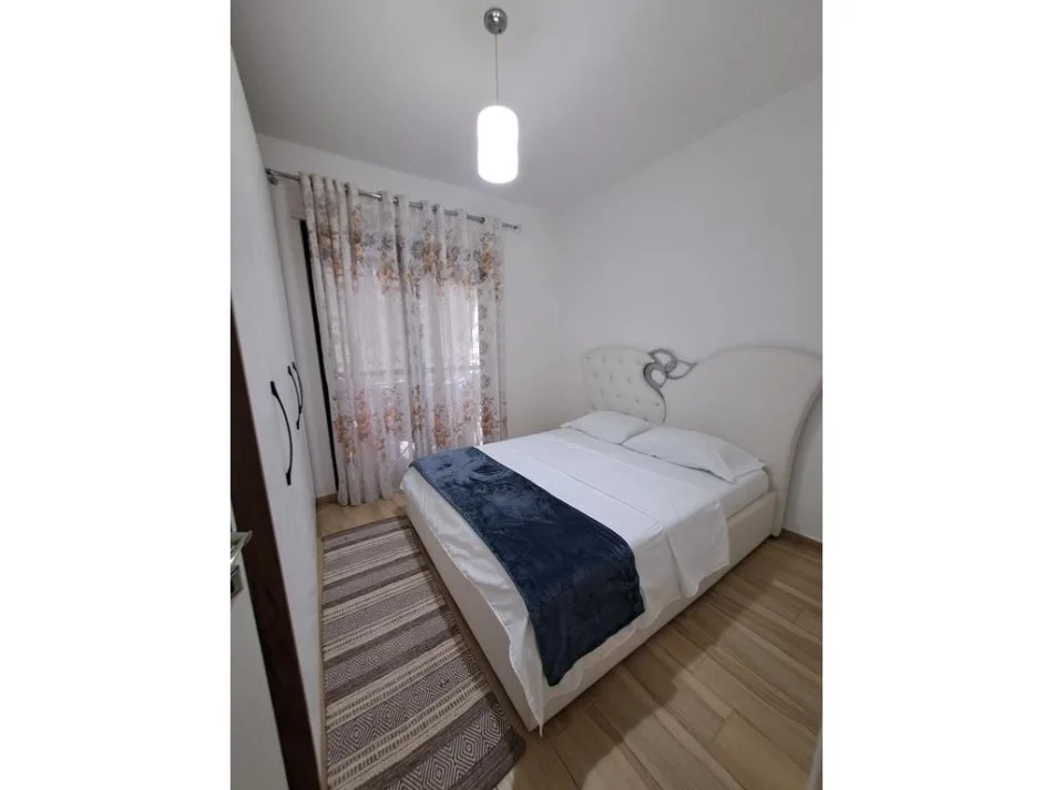 Tirane, jepet me qera apartament 2+1 Kati 1, 85 m² 700 € 