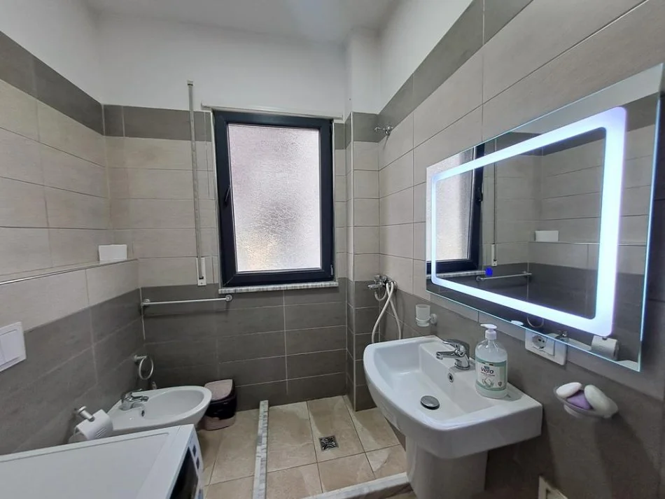 Tirane, jepet me qera apartament 2+1 Kati 1, 85 m² 700 € 