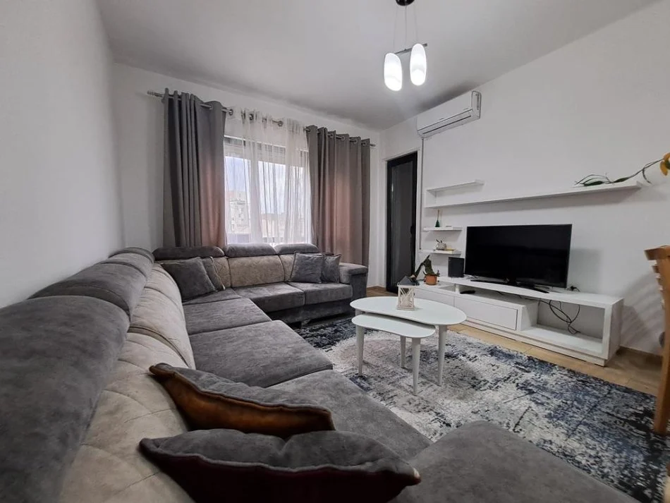 Tirane, jepet me qera apartament 2+1 Kati 1, 85 m² 700 € 