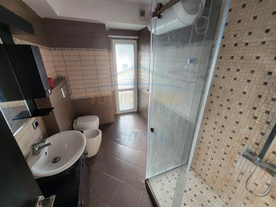 Tirane, jepet me qera apartament 2+1 Kati 4, 143 m² 850 € (Kodra e Diellit)
