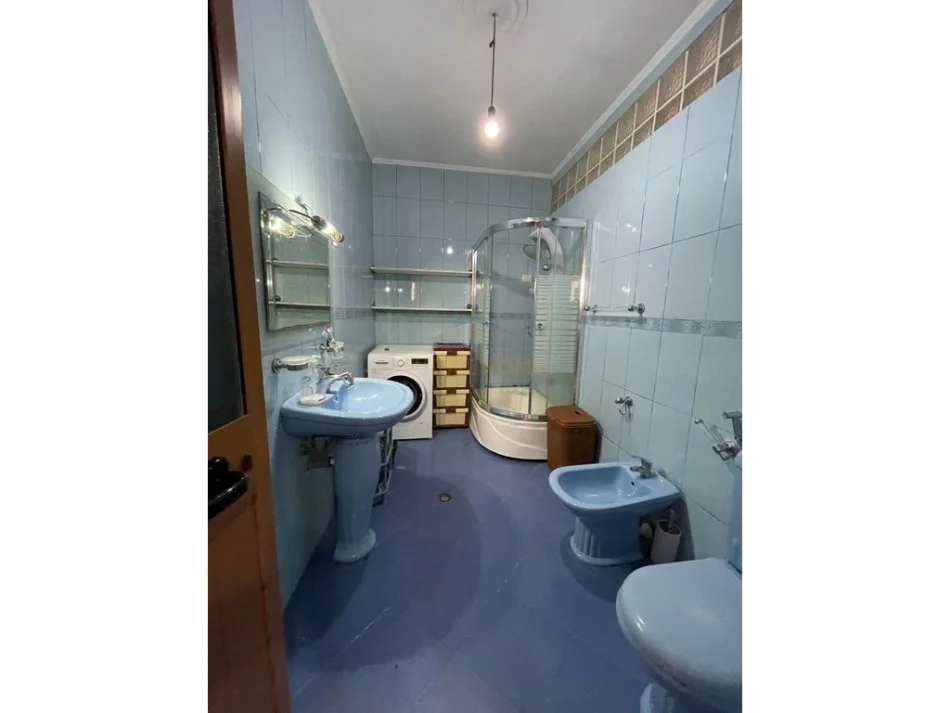 Tirane, jepet me qera apartament 2+1 , 94 m² 600 € (Vasil Shanto)