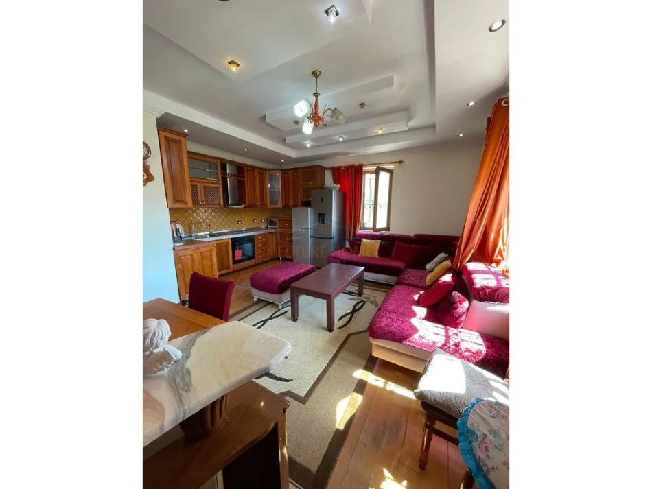 Tirane, jepet me qera apartament 2+1 , 94 m² 600 € (Vasil Shanto)