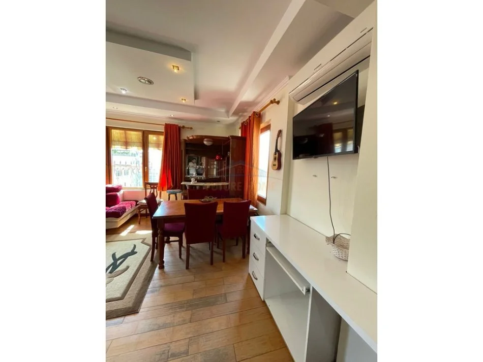 Tirane, jepet me qera apartament 2+1 , 94 m² 600 € (Vasil Shanto)