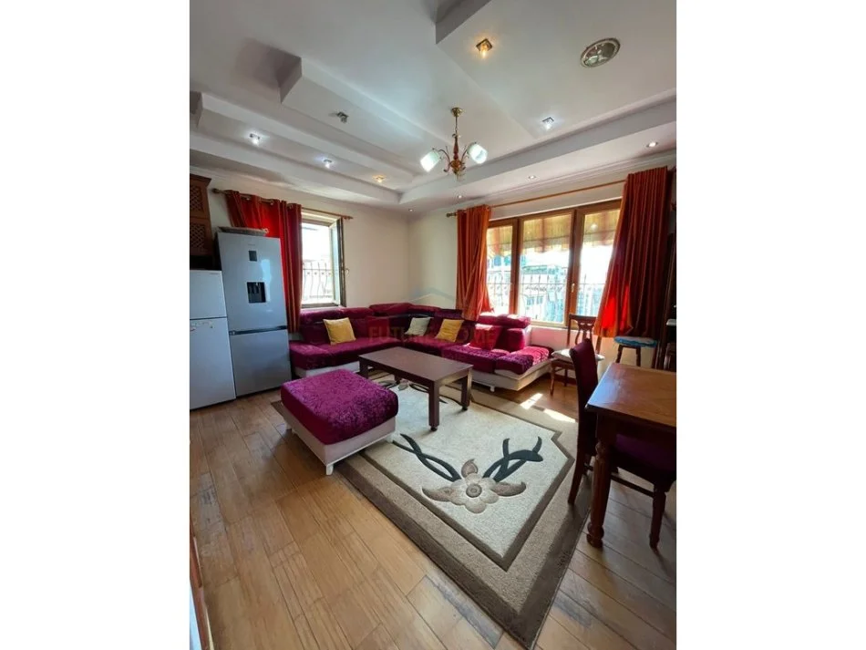 Tirane, jepet me qera apartament 2+1 , 94 m² 600 € (Vasil Shanto)