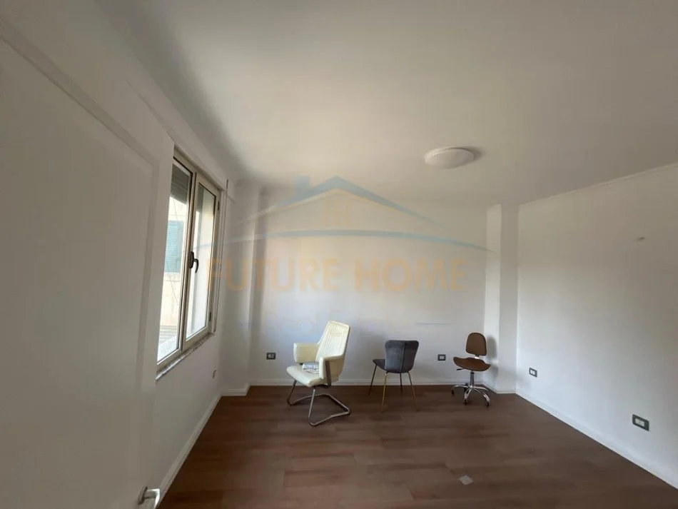 Durres, jepet me qera ambjent biznesi Kati 2, 72 m² 500 € (Prane Tatimeve, Durres)