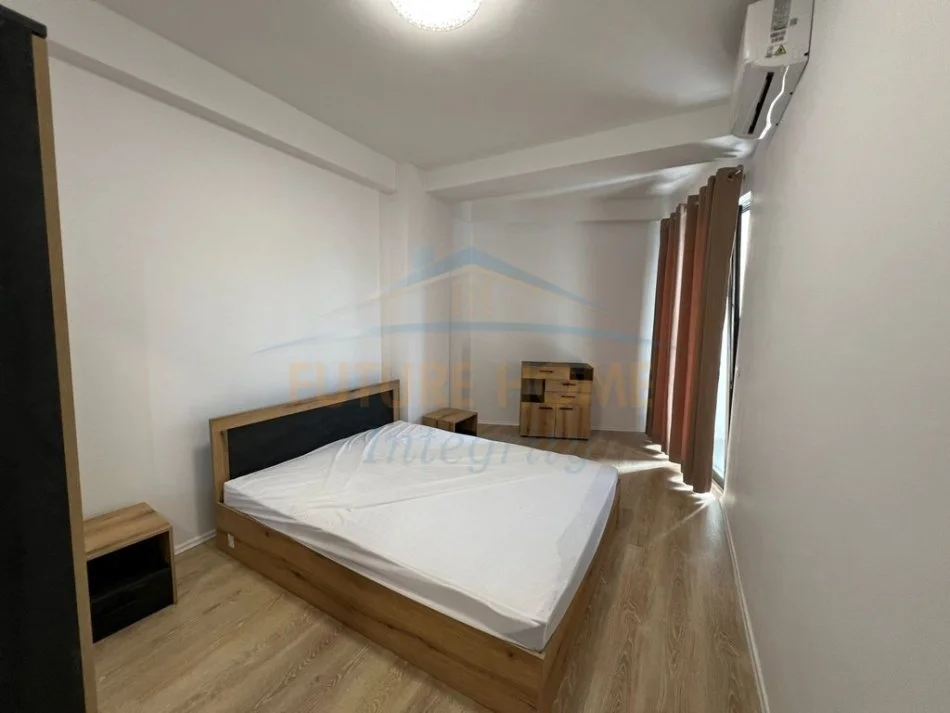 Tirane, jepet me qera apartament 2+1+Ballkon Kati 3, 104 m² 750 € (Rezidenca Luxor 3, Pazari i Ri, Tiranë.)