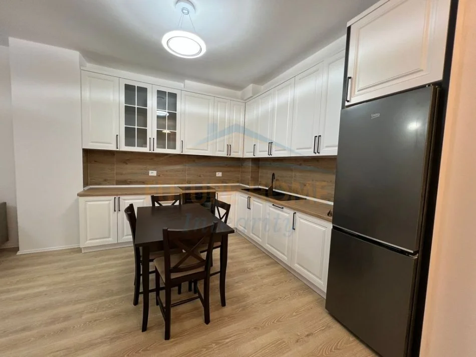 Tirane, jepet me qera apartament 2+1+Ballkon Kati 3, 104 m² 750 € (Rezidenca Luxor 3, Pazari i Ri, Tiranë.)