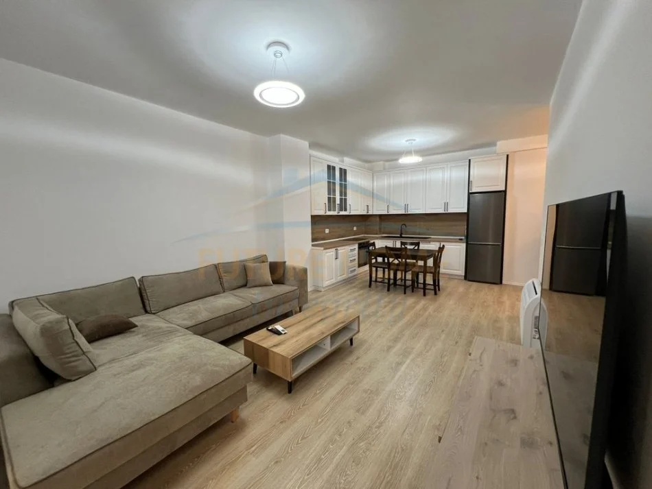 Tirane, jepet me qera apartament 2+1+Ballkon Kati 3, 104 m² 750 € (Rezidenca Luxor 3, Pazari i Ri, Tiranë.)