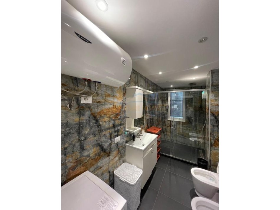 Tirane, jepet me qera apartament 2+1 Kati 2, 100 m² 800 € (Kopshti Zoologjik)