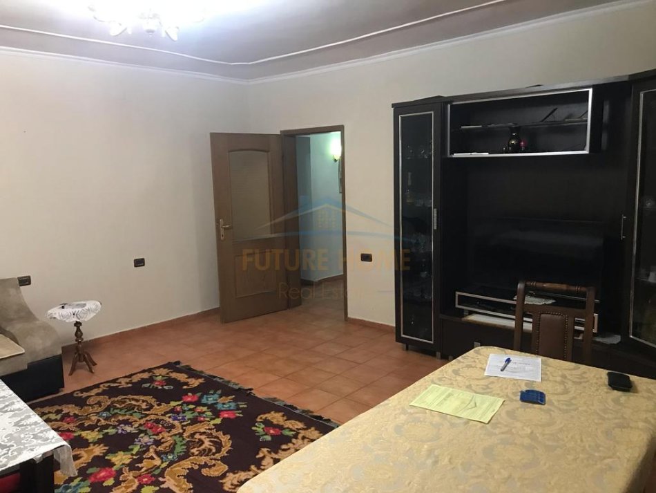 Tirane, jepet me qera apartament 3+1 Kati 2, 120 m² 1.000 € 