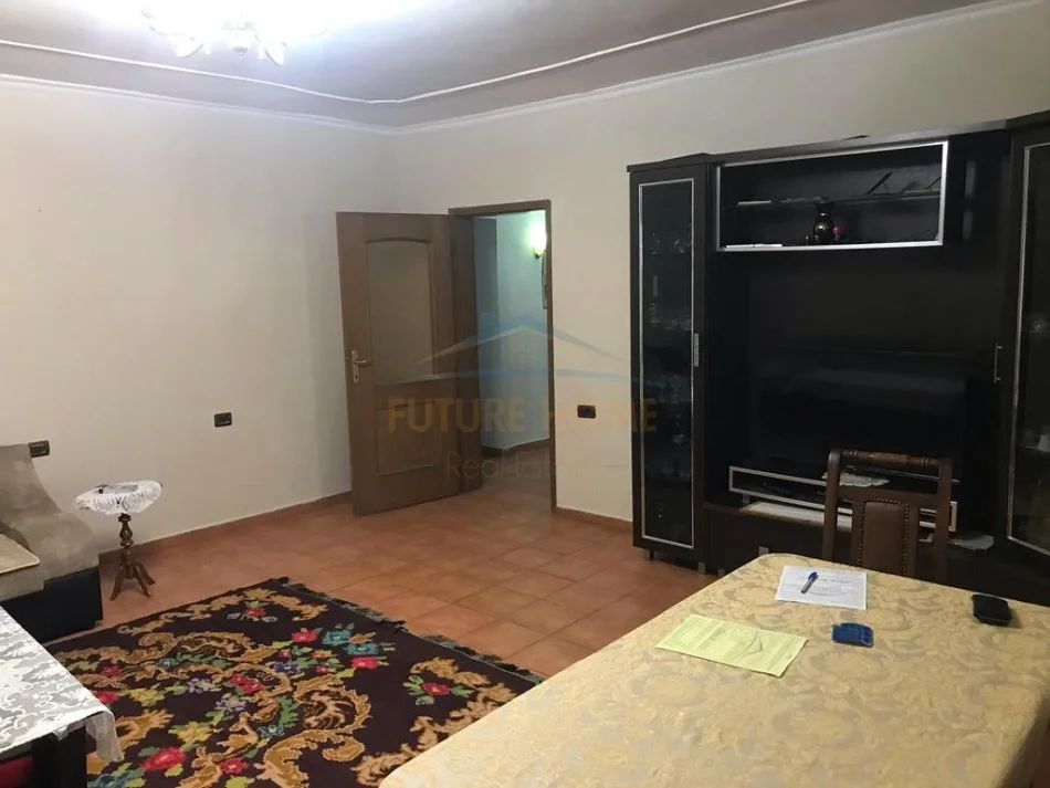 Tirane, jepet me qera apartament 3+1 Kati 2, 120 m² 1.000 € 