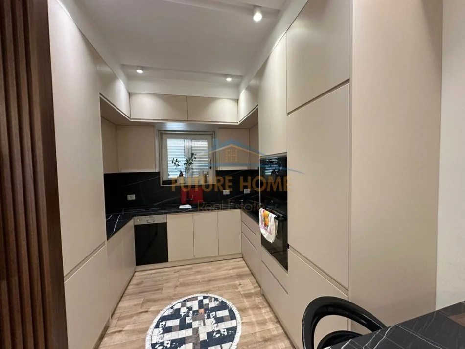 Tirane, jepet me qera apartament+verande | Penthouse 2+1+Aneks+Ballkon Kati 5, 140 m² 1.200 € 