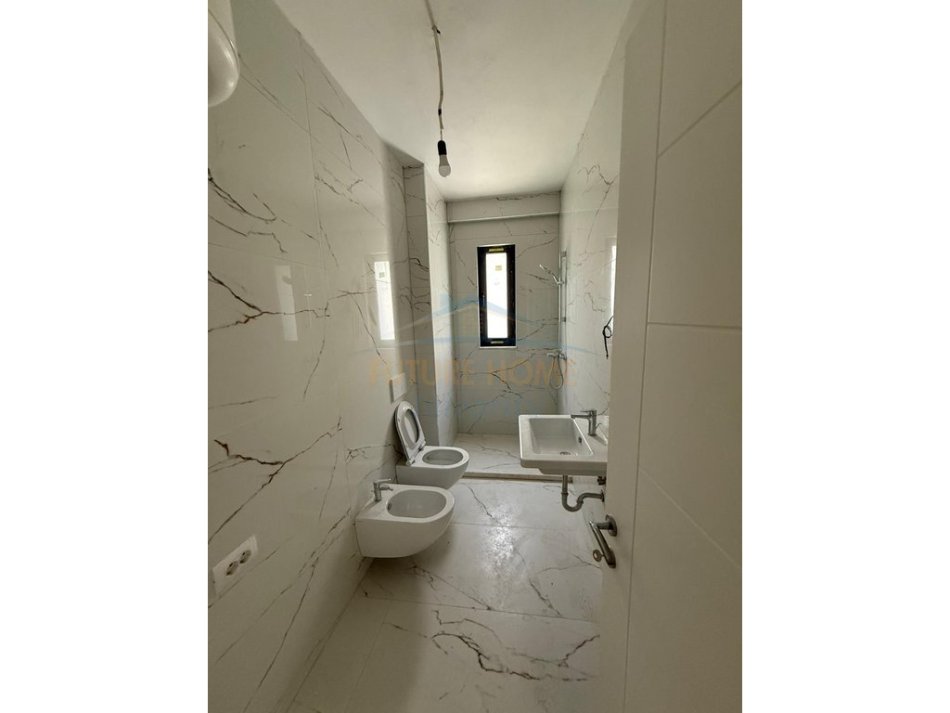 Tirane, shes apartament 1+1+verande 44 m2 Kati 1, 66 m²bruto 194.300 € Rezidenca Erli