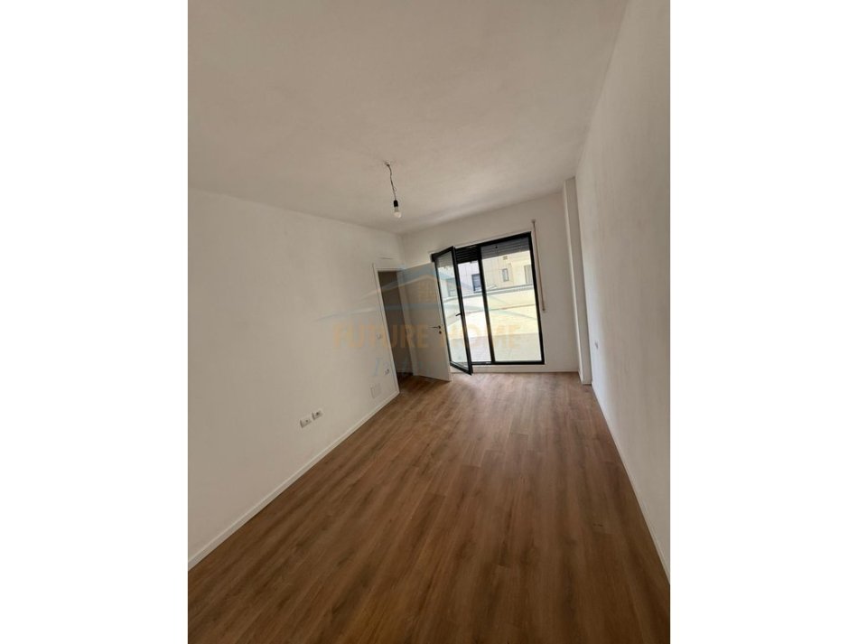 Tirane, shes apartament 1+1+verande 44 m2 Kati 1, 66 m²bruto 194.300 € Rezidenca Erli