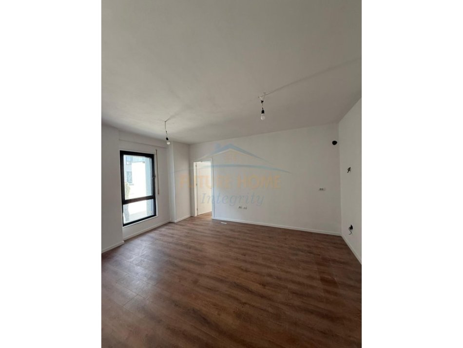 Tirane, shes apartament 1+1+verande 44 m2 Kati 1, 66 m²bruto 194.300 € Rezidenca Erli