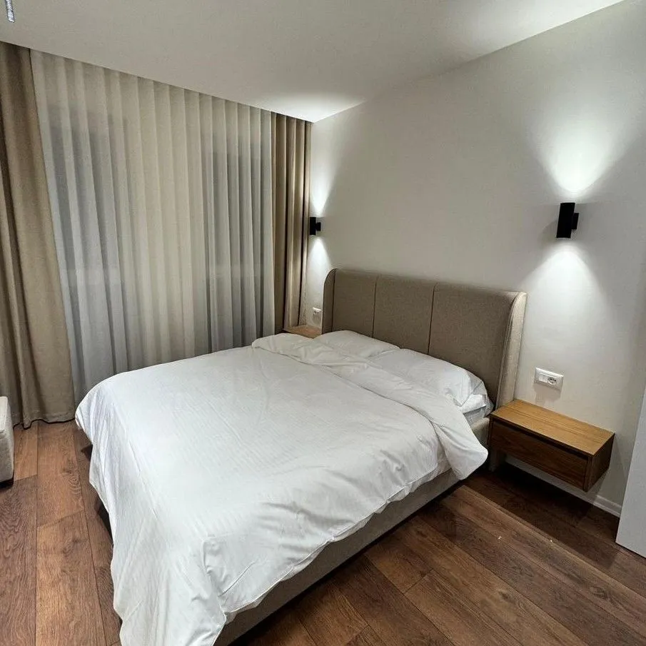 Tirane, jepet me qera apartament 2+1 Kati 4, 90 m² 800 € (Zona e Xhamllikut, Kinostudio - Porcelani - Shk. e Bashkuar)