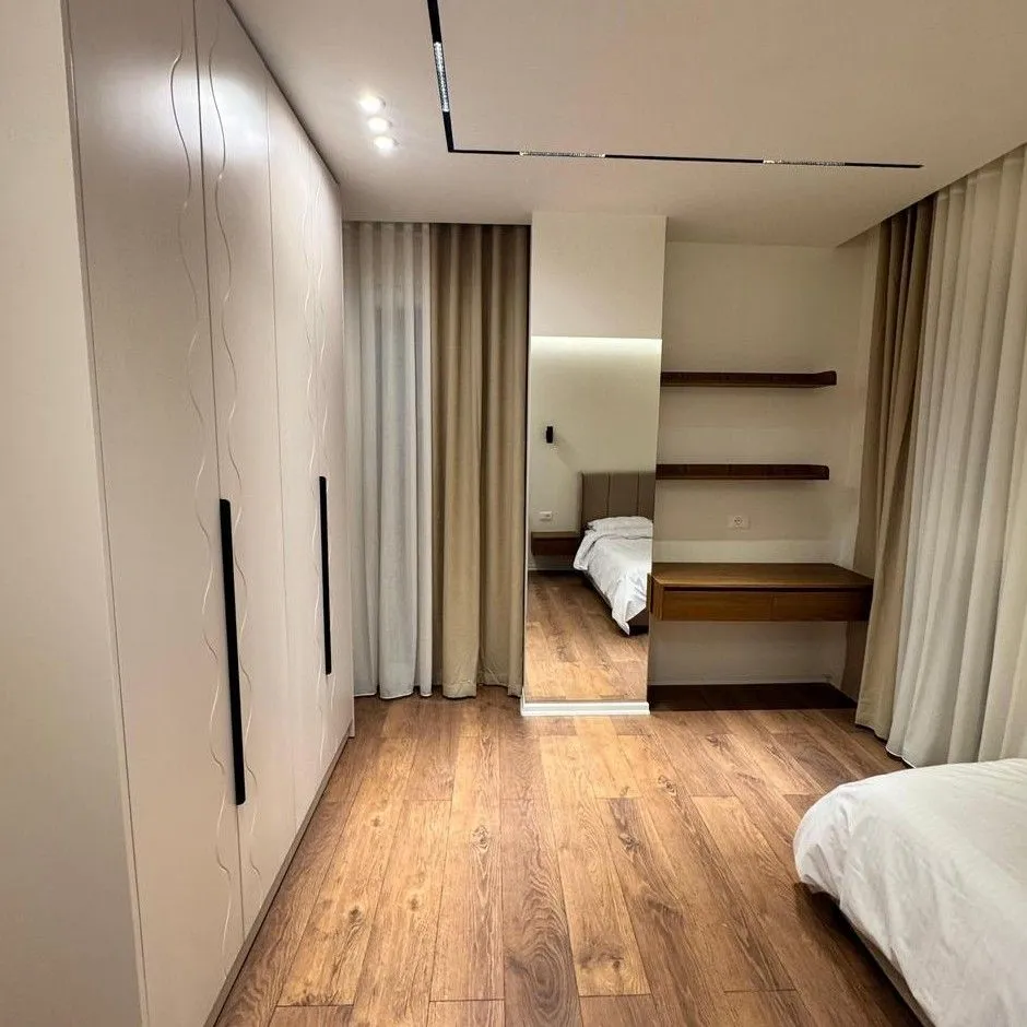 Tirane, jepet me qera apartament 2+1 Kati 4, 90 m² 800 € (Zona e Xhamllikut, Kinostudio - Porcelani - Shk. e Bashkuar)