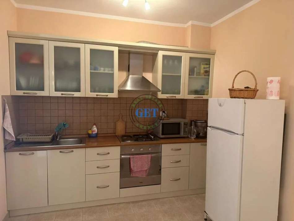 Durres, jepet me qera apartament 2+1+Ballkon Kati 3, 80 m² 380 € (Qender , Durres)