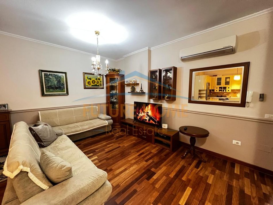Tirane, jepet me qera apartament 2+1 Kati 1, 126 m² 1.000 € (Kopshti Zoologjik)