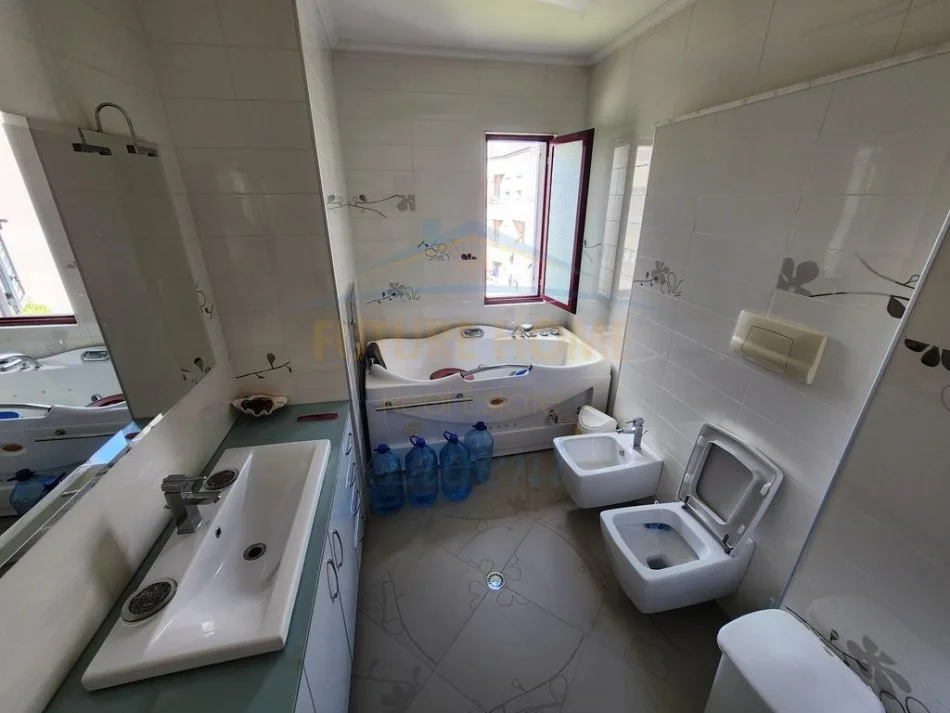 Tirane, shitet apartament 3+1 Kati 3, 189 m² 234.000 € 