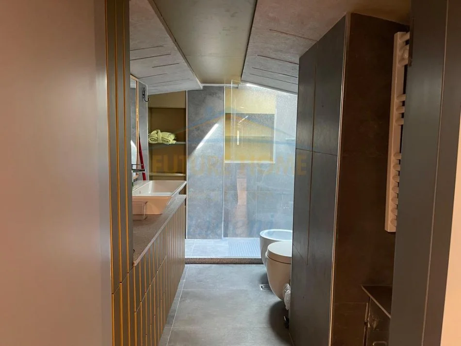 Tirane, jepet me qera apartament 3+1 Kati 3, 210 m² 1.700 € (Liqeni i Thate)