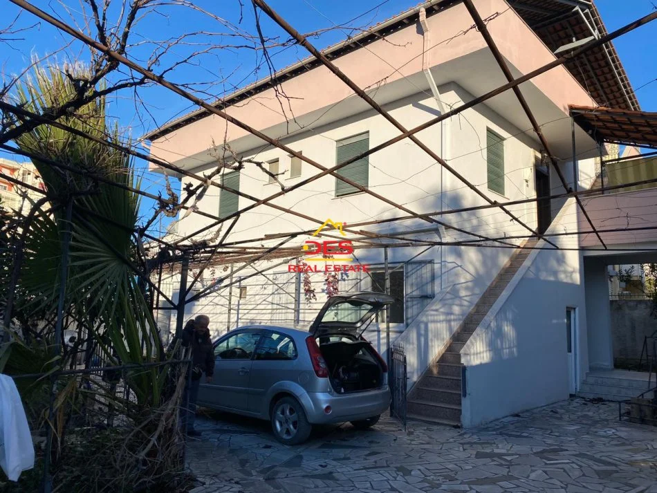 Vlore, shitet Vile , 355 m² 250.000 € (Rruga Ali Demi)