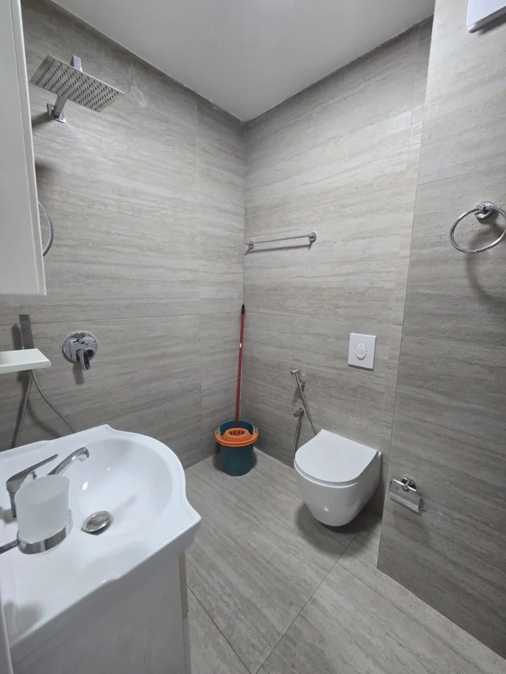 Tirane, jepet me qera apartament 2+1+Ballkon Kati 10, 95 m² 700 € (Komuna e Parisit)