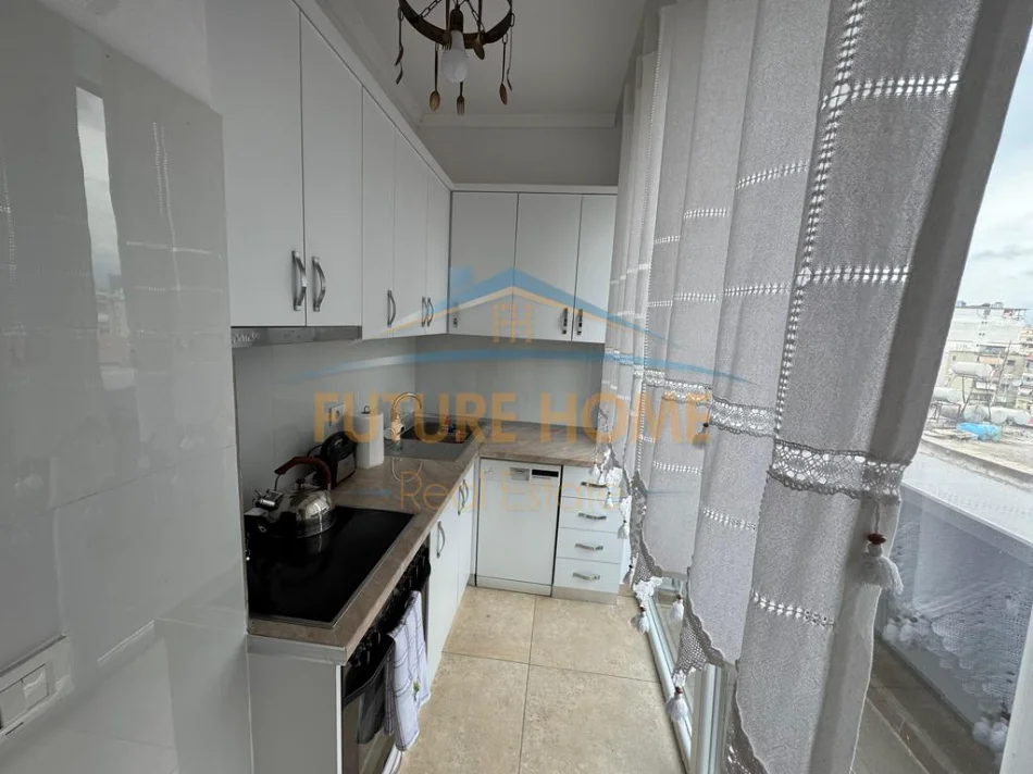 Tirane, jepet me qera apartament 1+1+Ballkon Kati 5, 85 m² 800 € (Rruga e Durresit)
