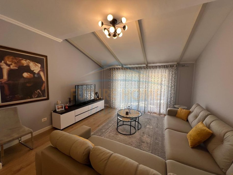 Tirane, jepet me qera apartament 2+1+Ballkon Kati 9, 90 m² 1.000 € (Shkolla e Baletit)