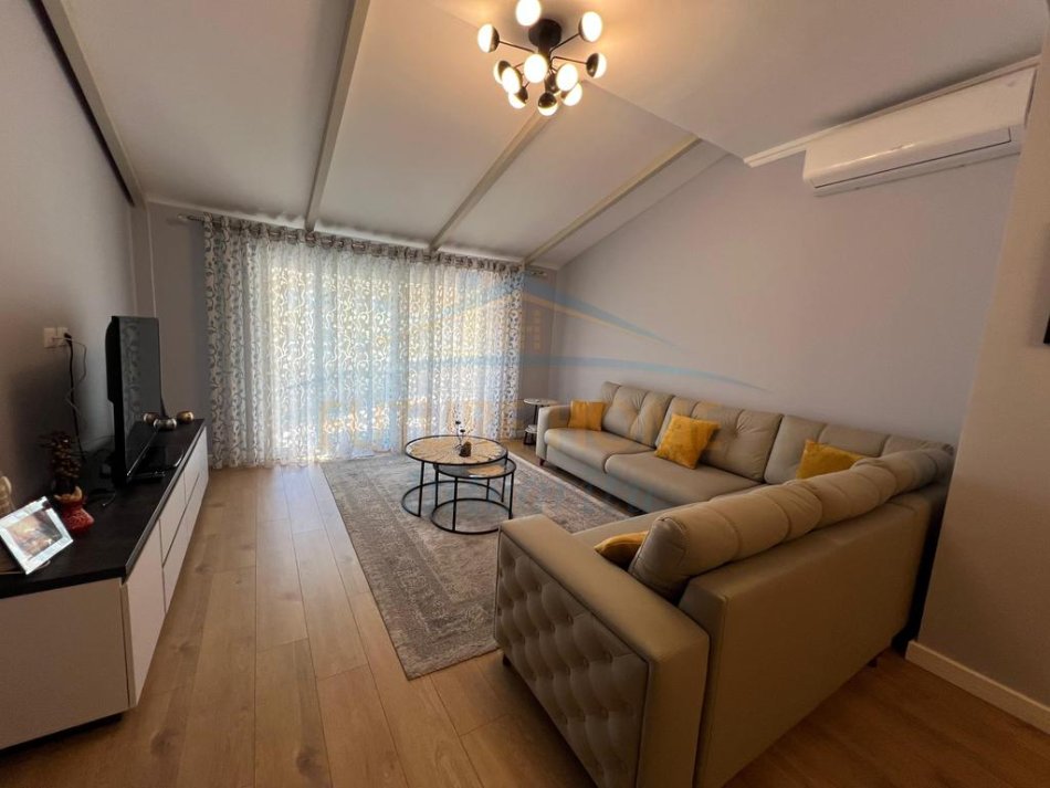 Tirane, jepet me qera apartament 2+1+Ballkon Kati 9, 90 m² 1.000 € (Shkolla e Baletit)