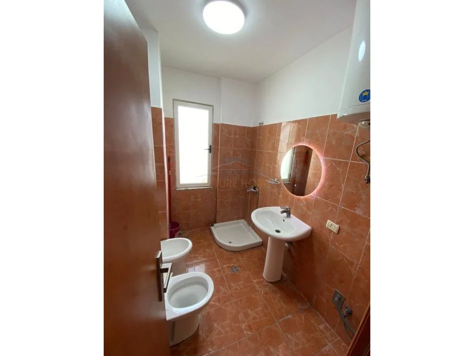 Tirane, jepet me qera apartament 2+1 Kati 4, 82 m² 600 € (Shallvaret)